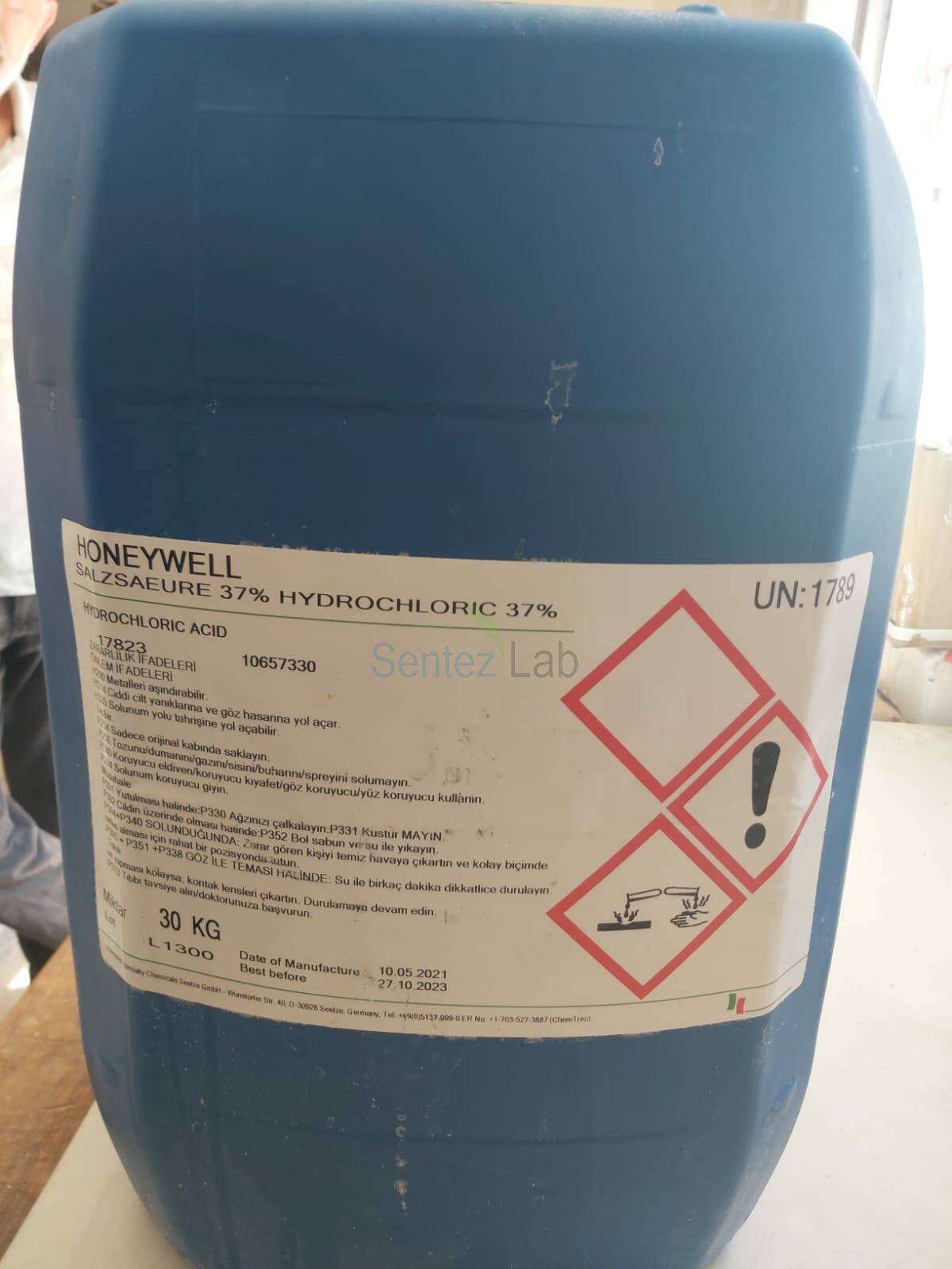 Honeywell Hydrochloric acid semiconductor grade PURANAL  fuming 37%, 37-38% Cas 7647-01-0  30 Kg